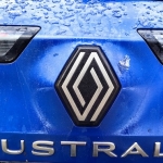 Renault Austral hibrīda elektriskā sistēma palīdz dzinējam paātrinājuma laikā, uzlabojot veiktspēju un degvielas ekonomiju