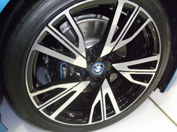 Pagātnes "nākotnes auto" BMW i8 tuvplānā. Secinājums - var ņemt!