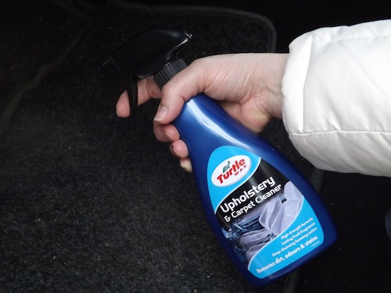 Pirmais mūsu rokās nonāk Turtle Wax līdzeklis tekstīla materiālam. Mūsu gadījumā tie ir sēdekļi, automobiļa durvju apdare un grīda. Viss ir vienkārši - izsmidzinām, pagaidām dažas minūtes un ar tīru un sausu drāniņu noslaukām. Ja gadījies kāds ietiepīgāks traips, tad šo operāciju var atkārtot konkrētā vietā vairākas reizes. Tā nav pilnvērtīga salona ķīmiskā tīrīšana, bet pietiekami efektīgs veids, kā saglabāt salonu tīru un patīkamu. Ieteikums - pirms šā līdzekļa izmantošnas noteikti nāktos iztīrīt auto salonu ar putekļu sūcēju!