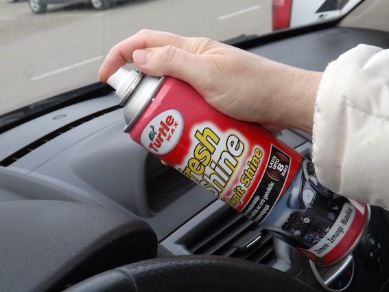 Automobiļa priekšējā paneļa kopšanai izvēlējāmies Turtle Wax līdzekli ar spīduma efektu. Mūsu gadījumā pats paneļa materiāls ir matēts, tāpēc atspīdumu logā nebūs. Pirms apstrādes rūpīgi jānoslauka no virsmas putekļi, lai tie nesaveļās neglītās taukainās bumbiņās. Tad izsmidzinām sargājot stiklus un ar sausu un tīru drānas gabaliņu ievaskojam visu virsmu vienmērīgi. Ar šādu apstrādi vajadzētu pietikt aptuveni desmit dienas. Turklāt Turtle Wax paneļu tīrāmais atgrūž putekļus un nākamā kopšanas reize jau būs daudz ātrāka un vienkāršāka. Aromāts lai paliek katra paša ziņā. Gluži tāpat vai izvēlēties spīdošu vai matētu līdzekli.