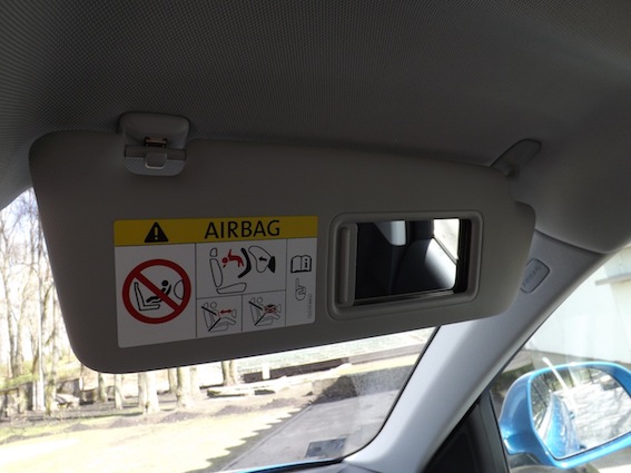 Audi Q3: maza, maza meitiņa. Zila, zila kleitiņa...