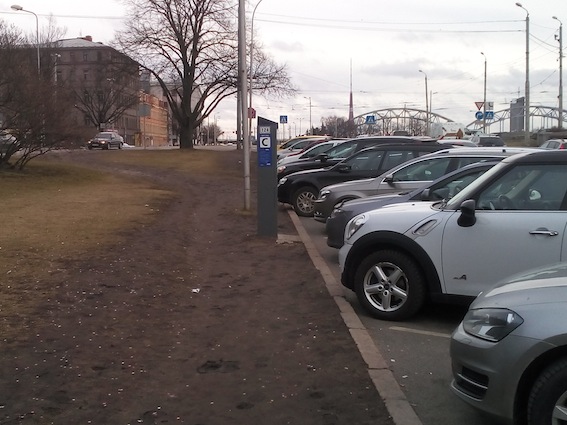 Ja līdz naudas stabiņam tiktu ierīkots gājēju celiņš, tad autostāvvietas stunda maksātu noteikti vēl pāris reizes vairāk...