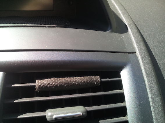 Darīts! Auto patīkami smaržo pēc tikko noplūkta citrona un, tajā pat laikā, tikai zinātājs sapratīs, ka patīkamais aromāts meklējams nelielā radiatora restes uzmavā!