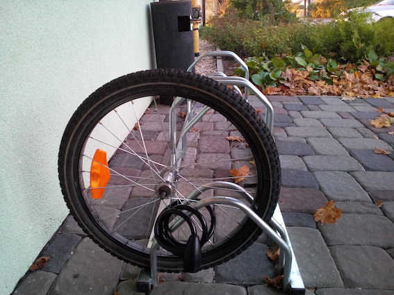 Velo entuziasti! Iemāciet taču "savējiem" kā pieslēgt ciskadrillu pie staba!
