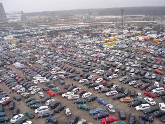 "Mazlietotu" auto tirdzniecības laikums Viļņā