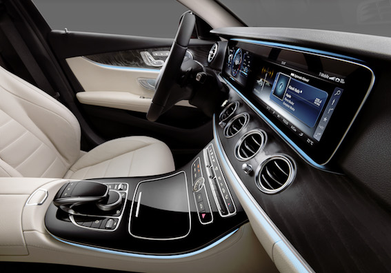 Mercedes-Benz E-klase demonstrē nākotnes biznesa auto salonu