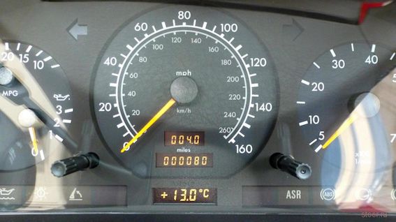 Izsolē nonāk PILNĪGI jauns DIVDESMITGADĪGS Mercedes-Benz SL500