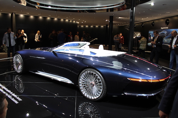 Pirms gada Parīzē lielākam vairumam apmeklētāju izstādes favorīts bija sarkans Mercedes Maybach Vision 6 concept. Lai arī tas bija domāts vien kā izstādes eksponāts, drīz vien to pieprasīja bagātnieki un stundas laikā izpirka visu tirāžu - 137 gabalus. tagad mūsu uzmanībai šā koncepta kabriolets. Un nebūt neizbrīnītu nevienu, ja arī šis nonāks pie miljardieriem!