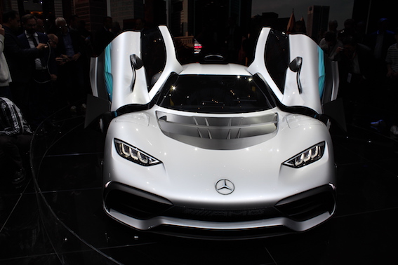 Mercedes AMG starp tumsu un starmešiem izstādījis redzējumu par sporta monstru, kurš uzlādējams no rozetes, bet dzīvē uzskatāms par hibrīdu. Tas viss zem modernā Mercedes lozunga - INTELIĢENTĀ ELEKTRĪBA!