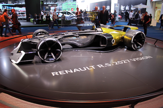 Kāds ir aizdomājies kā izskatīsies pirmā formula pēc desmit gadiem? Renault to iztēlojas aptuveni šādi! Un protams, ne ar iekšdedzes dzinēju un ne elektriskiem motoriņiem! Ar ūdeņraža šūnām!
