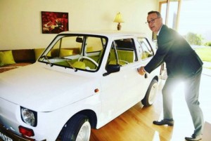 tom-hanks-odebral-juz-malucha-fiat-126p-trafil-do-los-angeles_63