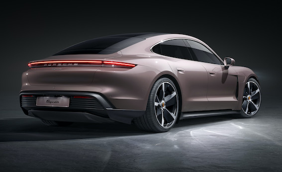 Porsche Taycan sporta sedanu saimei pievienojas ceturtā modeļa versija
