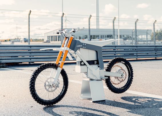 Latvijā pieejams videi draudzīgais zviedru elektriskais motocikls CAKE
