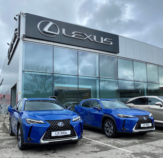 Pirmais pilnībā elektriskais Lexus modelis UX 300e ierodas Latvijā