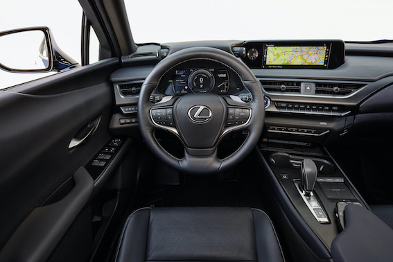 Pirmais pilnībā elektriskais Lexus modelis UX 300e ierodas Latvijā