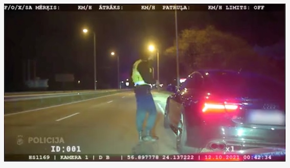 Ar ātrumu 238 km/h bez tiesībām, OCTA un tehniskās apskates pa Dienvidu tiltu - varonība vai diagnoze?