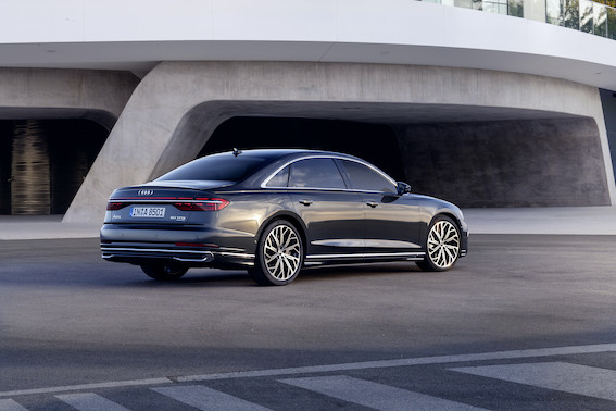 Audi A8 atjauninājums ar inovatīvām tehnoloģijām, uzlabotu dizainu un vēl ar vien ar iekšdedzes dzinēju!