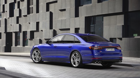 Audi A8 atjauninājums ar inovatīvām tehnoloģijām, uzlabotu dizainu un vēl ar vien ar iekšdedzes dzinēju!