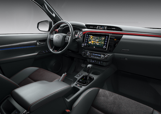 Toyota izziņojusi jauno Hilux GR SPORT ar rallija iedvesmotu veiktspēju un stilu. Latvijā tas nonāks jau vasarā!