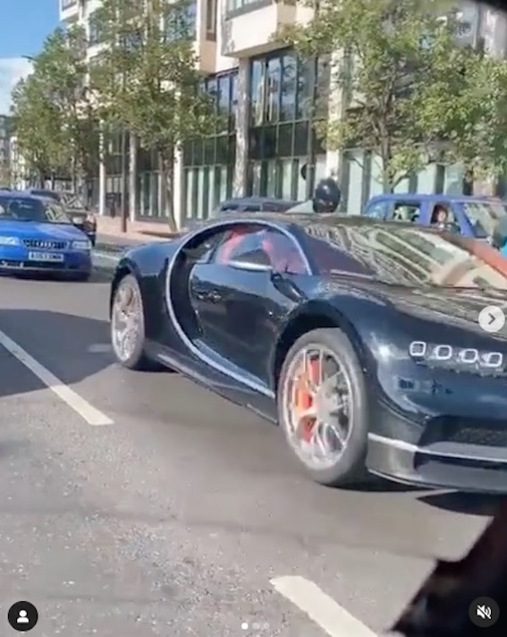Čalis ar mopēdu Londonas centrā izsit 2,5 miljonus eiro vērtam auto stiklu, lai nozagtu pulksteni!