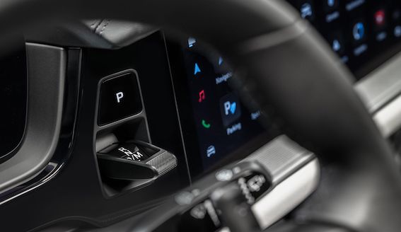 "Porsche" jaunajai "Cayenne" piedāvā inovatīvu salona dizainu. Interjerā izmantoti "Taycan" elektriskā sporta automobiļa elementi