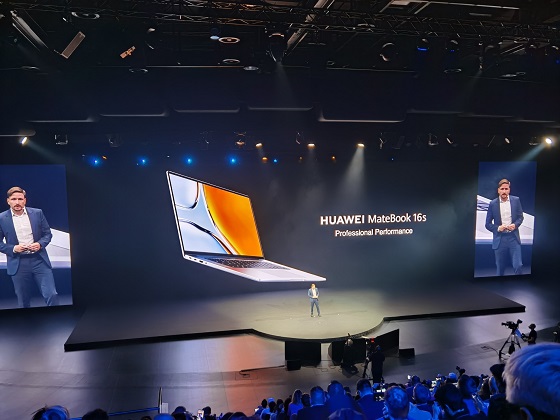 Huawei jaunumu prezentācija Minhenē: viedie tālruņi, pulksteņi, datori un pat austiņas!