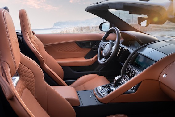 Tās ir sevišķi labas ziņas topošajiem klientiem, jo standarta garantija auto nozarē ir trīs gadi. Turpmāk visiem Jaguar jaunajiem auto garantija būs pieci gadi vai līdz 150 000 km nobraukumam – atkarībā no tā, kurš nosacījums izpildās pirmais. Visā garantijas periodā britu ražotājs apņemas pilnībā bez maksas novērst montāžas nepilnības un nomainīt bojātās detaļas, ja tās atbilst garantijas nosacījumiem. Modernā luksusa automašīnas un augstākā līmeņa klientu apkalpošana ir Jaguar Land Rover Reimagine stratēģijas pamatā. 5 gadu garantijas ieviešana ir svarīgs solis ceļā uz servisa izcilību. Garāka garantija nodrošina servisa un ekspluatācijas izmaksu paredzamību un vēl vairāk nostiprina Jaguar lielisko mašīnu vērtību. Jakubs Brodēvičs, Jaguar Land Rover mārketinga vadītājs Baltijas valstīs, saka: “Ieviešot Jaguar 5 gadu garantiju visā Eiropā, mēs apliecinām apņemšanos stiprināt sava piedāvājuma kvalitāti un uzticamību, kā arī koncentrēšanos uz izcilību klientu apkalpošanā. Mūsu nākotnes vīzija par moderno luksusu ir pilnībā orientēta uz klientu, un tas nozīmē sirdsmieru ikvienam, kas domā par Jaguar.” Jaguar prognozē, ka 5 gadu garantija pozitīvi ietekmēs auto atlikušo vērtību. Tās ir labas ziņas klientiem, jo augstāka atlikusī vērtība galu galā izpaužas kā zemāki līzinga maksājumi. Ralfs Zulcbahs, Autovista Group Konsultāciju nodaļas vecākais projektu vadītājs, saka: “Garāka garantija parāda Jaguar pārliecību par savu auto kvalitāti un uzticamību, un tai ir potenciāls paaugstināt šo mašīnu atlikušo vērtību pat par 2%. Turklāt mēs saskatām arī citus ieguvumus. Piemēram, labāk prognozējamas izmaksas, jo visām vai vismaz lielākajai daļai auto detaļu ir garantija.” Piecu gadu garantija kopā ar mobilo lietotni InControl Remote, kas ne vien atvieglo palīdzības saņemšanu mašīnas salūšanas gadījumā, bet arī ietver automātiskos ārkārtas zvanus un iespēju sazināties ar savu auto no jebkuras vietas pasaulē, ievērojami atvieglos jebkura Jaguar īpašnieka dzīvi. Tāpat tiek piedāvāti arī jauni Jaguar Care un Jaguar Care+ komplekti. Tie ļauj izmantot patīkamas papildu priekšrocības, piemēram, motora eļļas un filtra nomaiņu bez maksas, ilgtermiņā izdevīgas cenas un virkni pielāgotu maksājumu (atkarībā no tirgus).