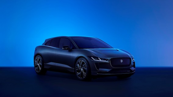 Tās ir sevišķi labas ziņas topošajiem klientiem, jo standarta garantija auto nozarē ir trīs gadi. Turpmāk visiem Jaguar jaunajiem auto garantija būs pieci gadi vai līdz 150 000 km nobraukumam – atkarībā no tā, kurš nosacījums izpildās pirmais. Visā garantijas periodā britu ražotājs apņemas pilnībā bez maksas novērst montāžas nepilnības un nomainīt bojātās detaļas, ja tās atbilst garantijas nosacījumiem. Modernā luksusa automašīnas un augstākā līmeņa klientu apkalpošana ir Jaguar Land Rover Reimagine stratēģijas pamatā. 5 gadu garantijas ieviešana ir svarīgs solis ceļā uz servisa izcilību. Garāka garantija nodrošina servisa un ekspluatācijas izmaksu paredzamību un vēl vairāk nostiprina Jaguar lielisko mašīnu vērtību. Jakubs Brodēvičs, Jaguar Land Rover mārketinga vadītājs Baltijas valstīs, saka: “Ieviešot Jaguar 5 gadu garantiju visā Eiropā, mēs apliecinām apņemšanos stiprināt sava piedāvājuma kvalitāti un uzticamību, kā arī koncentrēšanos uz izcilību klientu apkalpošanā. Mūsu nākotnes vīzija par moderno luksusu ir pilnībā orientēta uz klientu, un tas nozīmē sirdsmieru ikvienam, kas domā par Jaguar.” Jaguar prognozē, ka 5 gadu garantija pozitīvi ietekmēs auto atlikušo vērtību. Tās ir labas ziņas klientiem, jo augstāka atlikusī vērtība galu galā izpaužas kā zemāki līzinga maksājumi. Ralfs Zulcbahs, Autovista Group Konsultāciju nodaļas vecākais projektu vadītājs, saka: “Garāka garantija parāda Jaguar pārliecību par savu auto kvalitāti un uzticamību, un tai ir potenciāls paaugstināt šo mašīnu atlikušo vērtību pat par 2%. Turklāt mēs saskatām arī citus ieguvumus. Piemēram, labāk prognozējamas izmaksas, jo visām vai vismaz lielākajai daļai auto detaļu ir garantija.” Piecu gadu garantija kopā ar mobilo lietotni InControl Remote, kas ne vien atvieglo palīdzības saņemšanu mašīnas salūšanas gadījumā, bet arī ietver automātiskos ārkārtas zvanus un iespēju sazināties ar savu auto no jebkuras vietas pasaulē, ievērojami atvieglos jebkura Jaguar īpašnieka dzīvi. Tāpat tiek piedāvāti arī jauni Jaguar Care un Jaguar Care+ komplekti. Tie ļauj izmantot patīkamas papildu priekšrocības, piemēram, motora eļļas un filtra nomaiņu bez maksas, ilgtermiņā izdevīgas cenas un virkni pielāgotu maksājumu (atkarībā no tirgus).