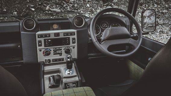 Land Rover Classic ir prezentējis pirmo savam vēsturiskajam mantojumam veltīto īpašā izlaiduma Defender – Classic Defender Works V8 Islay Edition