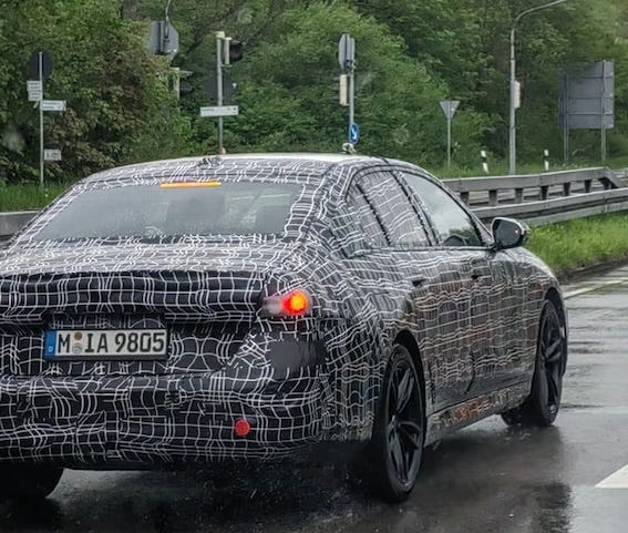 Autodroms.lv Minhenē pamana dīvainu auto maskēšanās uzlīmēs. Uzminiet auto!