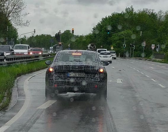 Autodroms.lv Minhenē pamana dīvainu auto maskēšanās uzlīmēs. Uzminiet auto!