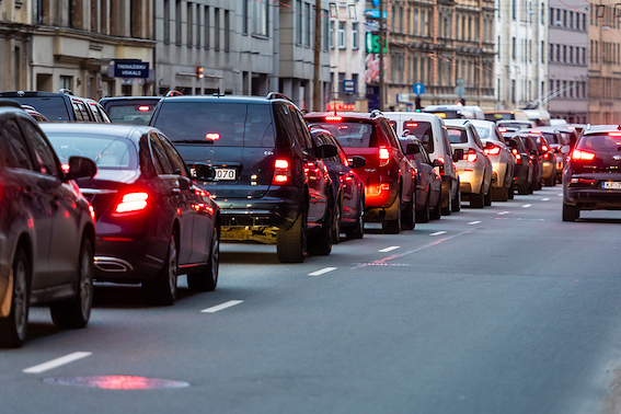 Lai mazāks stress un risks iekļūt ceļu satiksmes negadījumā: padomi, ko ņemt vērā sastrēgumu laikā Rīgā