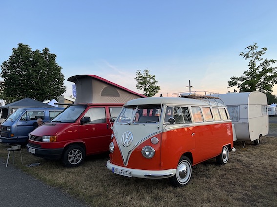 Volkswagen Busiņu festivāls pulcē tūkstošiem automobiļa cienītāju