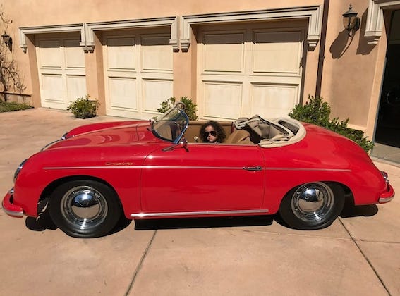 Dziedātājas Meraijas Kerijas fotosesija ar reiz viņas tēvam piederējušo Porsche 356A!