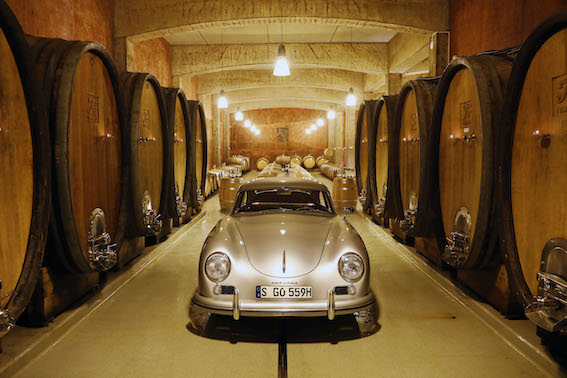 Vācijas auto ražotāja “Porsche” īpašniekiem – Ferdinandam Porše un vēlāk viņa pēctečiem - pēdējos 75 gados ir bijusi unikāla iespēja radīt pašiem savus sapņu auto un dalīties ar tiem ar auto entuziastiem visā pasaulē, stāsta “Porsche centrs Rīga” vadītājs Ivars Norvelis. Ģimenes uzņēmuma ikoniskāko modeļu izstrādē piedalījušies visi Ferdinandi Porši - gan pats Ferdinands Porše, gan viņa dēls Ferdinands “Ferijs” Porše, kas pārņēma “Porsche” vadību pēc tēva nāves 1951. Gadā, un, protams, Ferdinands Aleksandrs “Butsijs” Porše, kompānijas dibinātāja mazdēls un “911” modeļa dizaina autors. Šobrīd uzņēmuma padomi vada Ferdinanda Poršes mazdēls Volfgangs Porše, kura kolekcijā ir gan klasiskie 1950. gadu modeļi, gan jaunākie 2000. gados no “Porsche” rūpnīcas konveijera Cufenhauzenē noripojuši eksemplāri. “Porsche” oficiālais pārstāvis Latvijā SIA “Baltijas sporta auto” aicina iepazīties ar Porše ģimenes vīriešu iecienītākajiem sava zīmola auto modeļiem! Ferdinands Porše un viņa “Type 64 #3” Kompānijas un dinastijas dibinātājs Ferdinands Porše kā pirmo auto, kas vēlāk ieguva “Porsche” nosaukumu, izstrādāja “Type 64 #3”. Tas sākotnēji bija izgatavots 1500 kilometru sacensībām Berlīne-Roma, kas bija paredzētas 1939. gada septembrī, taču tās izpalika, jo sākās Otrais pasaules karš. Šis auto bija īpašs un ar to brauca gan pats Ferdinands Porše, gan vēlāk viņa dēls Ferijs. Pēc tam, kad 1946. gadā bija jau reģistrēts “Porsche” kā autobūves uzņēmums, Ferijs pašrocīgi uzlika uzrakstu “Porsche” uz “Type 64 #3”. Jāpiebilst, ka pavisam tika izgatavoti trīs šādi automobiļi, no kuriem līdz mūsdienām saglabājies viens. 2019. gada “Porsche Type 64#3” bija izlikts “Sotheby’s” izsolē ASV ar sākuma cenu 13 miljoni dolāru, taču unikālais auto tomēr netika pārdots. Tas joprojām ir atrodamas izsoles nama mājaslapā, kur tiek novērtēts ar summu 19 – 22 miljoni ASV dolāru. Jāatzīmē, ka tiek uzskatīts, ka bez “Type 64” nebūtu ne “356”, ne “550”, ne “911” modeļu. Šie ir auto, kas ir daļa no uzņēmuma leģendas. Ferijs Porše un viņa sapņu auto Pēc sava zīmola un uzņēmuma dibinātāja došanās aizsaulē, “Porsche” uzņēmuma vadība nonāca viņa dēla, arī Ferdinanda, rokās. Porše jaunāko iecauca “Ferijs”, lai atšķirtu tēvu un dēlu. Ferijam pieder arī slavenais izteiciens: “Sākumā es paskatījos apkārt un nevarēju atrast automašīnu, par kuru sapņoju: maza, viegla sporta automašīna, kas efektīvi izmanto enerģiju. Tāpēc es nolēmu to uzbūvēt pats.” Darbs pie viņu sapņu auto, kas rezultējās “Porsche 356/1”, sākās 1947. gadā. Bija izgatavots tikai viens šā modeļa eksemplārs, ko var rezdzēt “Porsche” muzejā Štutgartē. 1950. gados bija uzsākta arī sērijveida šī modeļa ražošana. “356” modelis bija pieejams uzreiz trīs – “Coupé”, “Speedster” un “Convertible” - variantos. Kopumā līdz 1965. gadam bija izgatavoti apmēram 76 000 “Porsche 356” eksemplāri. “911” modeļa “tēvs” Ferdinands Aleksandrs Porše “Porsche” DNS nav iedomājams bez “911” modeļa, kas šogad svin 60. gadu jubileju. Šī ikoniskā dizaina autors ir Ferdinanda Porše vecākais mazdēls Ferdinands Aleksandrs Porše, kas bija pazīstams ar iesauku Butsijs (“Butzi”). Viņš “Porsche” komandai pievienojās 1958. gadā, savukārt 1972.gadā viņš nodibināja “Porsche Design Studio”. Plaši pazīstamais sarkanais “911” modelis tika uzbūvēts 1964. gada oktobrī kā viens no pirmajiem sērijveida modeļiem “Porsche” sporta automašīnai. Tolaik tas bija pazīstams ar nosaukumu “901” un kopumā bija izgatavoti 82 eksemplāri. Modelis drīz bija pārdēvēts par “911”, jo franču autoražotājs “Peugeot” paziņoja, ka tam pieder tiesības uz visiem auto nosaukumiem ar nulli vidū. Porše mazdēls piedalījās arī sacīkšu auto, tai skaitā “Type 804 F-“ un “Porsche 904 Carrera GTS” dizaina izstrādē. Volfganga Poršes sapņu garāža Ferdinanda Poršes mazdēls, Volfgangs Porše, kas pašlaik ir uzņēmuma padomes vadītājs, gadu gaitā bija iesaistīts un ietekmējis daudzu “Porsche” modeļu izstrādi. Protams, ka viņam ir arī savi favorīti starp “Porsche”, par kuriem viņš izstāstīja video intervijā. Pusaudžu gados Volfgangs mācījās internātskolā un brīvdienās devās mājās. Tolaik Porše ģimenes sarunu galvenais temats bija topošais “911” modelis. Volfganga tēvs Ferijs Porše un brāļi pavadīja daudz laika, pārrunājot šo projektu. Nav brīnums, ka Volfgangam šis auto ir īpašs. Jāsaka, ka pie saviem favorītiem viņš pieskaita nedaudz modernāko un jaudīgāko versiju, proti, 1993. gada “Porsche 911 Turbo S”. Viņa garāžā šis modelis ir zaļā krāsā. Jāatzīmē, ka tas ir ļoti rets un ekskluzīvs spēkrats, jo pavisam kopā bija saražoti tikai 183 “993 Turbo S” eksemplāri. Vēl viens Poršes favorīts ir “Carrera GT”, kas cita starpā, slavena ar savu jaudīgo V10 dzinēju. Kompānijas dibinātāja mazdēls ir iecienījis arī “Porsche Panamera Turbo S E-Hybrid". Tas ir auto, kas savam īpašniekam ļauj būt ļoti ātram uz ceļa un vienlaikus rūpēties par apkārtējo vidi. Volfgangam mīļš ir arī “Porsche 356 America Roadster”, kas bija radīts 1952. gadā speciāli Ziemeļamerikas tirgum. Jāsaka, ka 70 ZS četrcilindru dzinējs tiem laikiem bija gana jaudīgs. Īpaša vieta Volfganga Poršes sirdī un arī garāžā ir 2000. gada izlaiduma “Porsche 356 Carrera”. Tā arī ir Poršu ģimenes vīriešu mīļākajā zaļajā krāsā. Par šo modeli Porše saka, ka tas ir ne tikai skaists, bet arī ļoti jaudīgs.