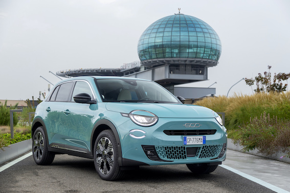 Jaunais Fiat 600 Hybrid pieejams būs jau nākamajā gadā. Ar elektrību līdz pat 30 kilometriem stundā!