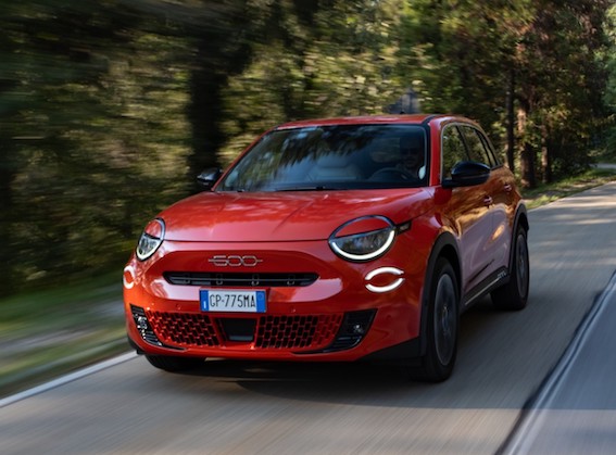 Jaunais Fiat 600 Hybrid pieejams būs jau nākamajā gadā. Ar elektrību līdz pat 30 kilometriem stundā!