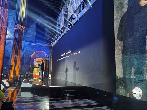 Kolumbs, Vidusjūra, saulē apdeguši cilvēki un... Protams – Huawei jaunumi!