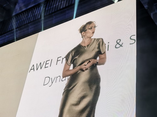 Kolumbs, Vidusjūra, saulē apdeguši cilvēki un... Protams – Huawei jaunumi!
