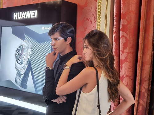 Kolumbs, Vidusjūra, saulē apdeguši cilvēki un... Protams – Huawei jaunumi!