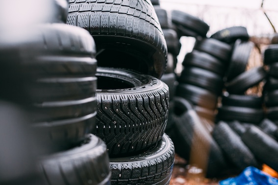 Latvijā dzēsts 61 ugunsgrēks, kurā dega automobiļu riepas