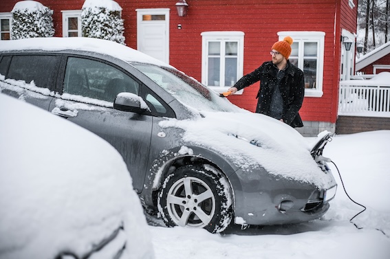 Padomi kā no elektriskā automobiļa ziemā "izspiest" vēl dažus kilometrus