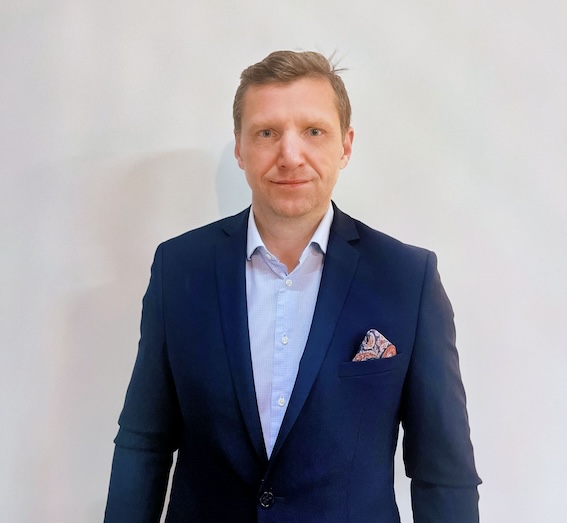Šīs ziemas aukstuma rekordi, cerams, jau ir aiz muguras, taču ziema vēl nebūt nav galā. Pie zemām gaisa temperatūrām elektroauto īpašniekus nereti nepatīkami pārsteidz neierasti lēns akumulatora uzlādes ātrums. Kāpēc ziemā elektroauto uzlādēt ir sarežģītāk, un ko darīt lietas labā? Padomus sniedz Arturs Svekris, “Ignitis Latvija” elektroauto uzlādes tīkla attīstības vadītājs Latvijā. Elektroauto uzlādes ātrums ir atkarīgs ne tikai no uzlādes stacijas jaudas, bet arī no elektroauto akumulatora temperatūras. Akumulatora baterija visefektīvāk darbojas istabas temperatūrā – aptuveni 20 grādos, pārāk aukstos klimata apstākļos ķīmiski mehānisku procesu rezultātā tā zaudē enerģijas ietilpību un iespējamos braukšanas attālumus. Uzlādes ātrums atkarīgs arī no akumulatora tipa Vienlaikus jāņem vērā, ka elektroauto akumulatora uzlāde ir atkarīga arī no tā tipa un izmantotajiem ķīmiskajiem elementiem. Eksperts norāda, ka tieši no akumulatora sastāva, ir atkarīgs, kā tas reaģē uz zemu gaisa temperatūru un cik ātra būs iespējama tā uzlāde. Piemēram, kobaltu saturošie akumulatori ir efektīvāki zemās temperatūrās. Tai pat laikā jaunākajos elektroauto baterijas ar šo elementu izmanto arvien mazāk, jo tā ieguve ir gana sarežģīta. Līdz ar to, strauji pazeminoties gaisa temperatūrai, lai panāktu ātrāku elektroauto uzlādi, ir jādomā par papildus risinājumiem, piemēram, akumulatora uzsildīšanai pirms uzlādes. Svarīgi uzsildīt akumulatoru pirms uzlādes “Ja akumulators ir auksts, tas var būt pie vainas lēnākai elektroauto uzlādei. Pat visjaudīgākā uzlādes stacija nevar piegādāt vairāk enerģijas, nekā akumulators ir spējīgs uzņemt. Elektroauto iebūvētais lādētājs regulē jaudas limitu, novērtējot akumulatora stāvokli un nodrošinot tik daudz enerģijas, cik tas ir spējīgs attiecīgajā brīdī uzņemt. Uzlādes laikā akumulators dabiski uzsilst vai arī to uzsilda pati automašīna, tādējādi palielinot arī uzlādes ātrumu,” norāda A.Svekris. Tātad, lai veicinātu ātrāku elektroauto akumulatora uzlādi, to vēlams iepriekš uzsildīt. Elektroauto uzlāde būs ātrāka, ja akumulators uzlādes sākumā jau būs optimālā temperatūrā. Daudziem elektroauto ir iebūvēti elektriskie sildelementi, kas automātiski uzsāk darbu pie zemām temperatūrām. Taču šī funkcija arī prasa enerģiju, līdz ar to aukstajās dienās ieteicams saglabāt elektroauto baterijas enerģijas ietilpību ne mazāk kā 20%. Kā ātrāk uzlādēt elektroauto? Lai nodrošinātu ātrāku elektroauto uzlādi, A.Svekris iesaka pirms akumulatora uzlādes bateriju sagatavot uzlādei. Atsevišķu zīmolu elektroauto, piemēram, “Tesla” un jaunākajos “Hyundai” modeļos, ir pieejama funkcija, kas ļauj akumulatoru laikus sagatavot ātrajai uzlādei. Kad navigācijā ir izvēlēta uzlādes stacija, šo modeļu automašīna pati sagatavos akumulatoru ātrajai uzlādei. Dažiem elektroauto modeļiem ir automātiskā akumulatora uzsildīšanas funkcija, ko var ieslēgt, izmantojot vadības paneli. “Ja ir šāda tipa auto, svarīgi ir neaizmirst izmantot šo funkciju pirms ātrās uzlādes!” atzīmē A.Svekris. Bez tam, akumulatoru iespējams uzsildīt uzturot dinamisku braukšanas stilu – bieži paātrinājot un bremzējot. “Vienlaikus būtiski atcerēties, ka pati svarīgākā ir drošība uz ceļa! Brauciena laikā vienmēr novērtējiet laikapstākļus un ceļa stāvokli, pirms ķerties pie šīs akumulatora baterijas uzsildes metodes! ” uzsver A.Svekris. Visbeidzot, ja vien iespējams, A.Svekris iesaka, ka vislabāk elektroauto uzlādēt pēc braukšanas, kamēr akumulators vēl ir silts un nav jādomā par papildus risinājumiem tā sagatavošanai uzlādei.