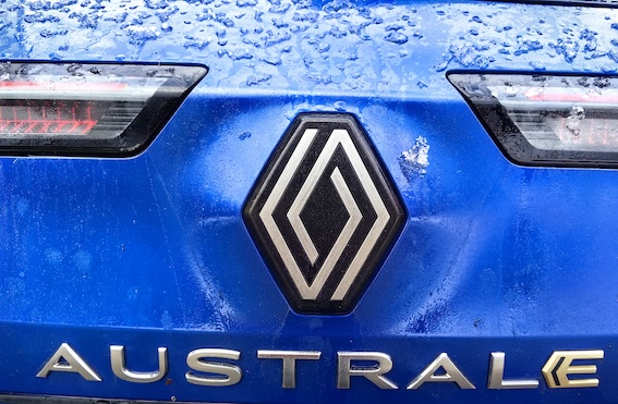 Renault Austral hibrīda elektriskā sistēma palīdz dzinējam paātrinājuma laikā, uzlabojot veiktspēju un degvielas ekonomiju
