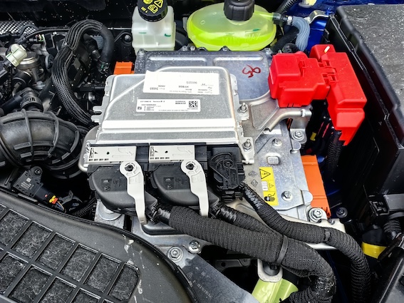 Renault Austral hibrīda elektriskā sistēma palīdz dzinējam paātrinājuma laikā, uzlabojot veiktspēju un degvielas ekonomiju