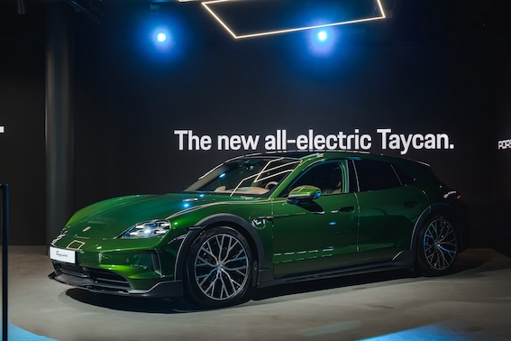 Rīgā ieradušies un prezentēti jaunie Porsche Taycan modeļi! Elektroauto, kurš izskatās pēc īsta automobiļa!