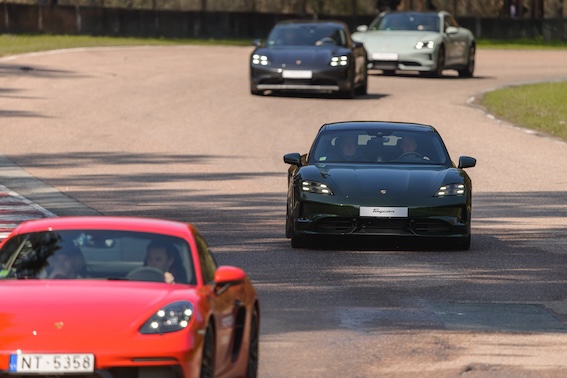 Rīgā ieradušies un prezentēti jaunie Porsche Taycan modeļi! Elektroauto, kurš izskatās pēc īsta automobiļa!