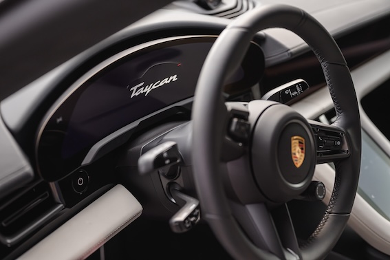 Rīgā ieradušies un prezentēti jaunie Porsche Taycan modeļi! Elektroauto, kurš izskatās pēc īsta automobiļa!