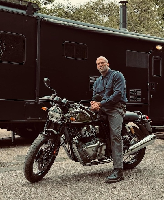 Šķiet, ka ar vilcienu skrieties sataisījies Holivudas aktieris Džeisons Stethems, kurš sēž uz Royal Enfield motocikla!