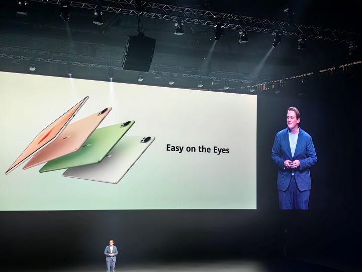 Huawei jaunumu prezentācija Barselonā - spēlē golfu, nirsti līdz 100 metriem un pie viena izmēri asinsspiedienu!